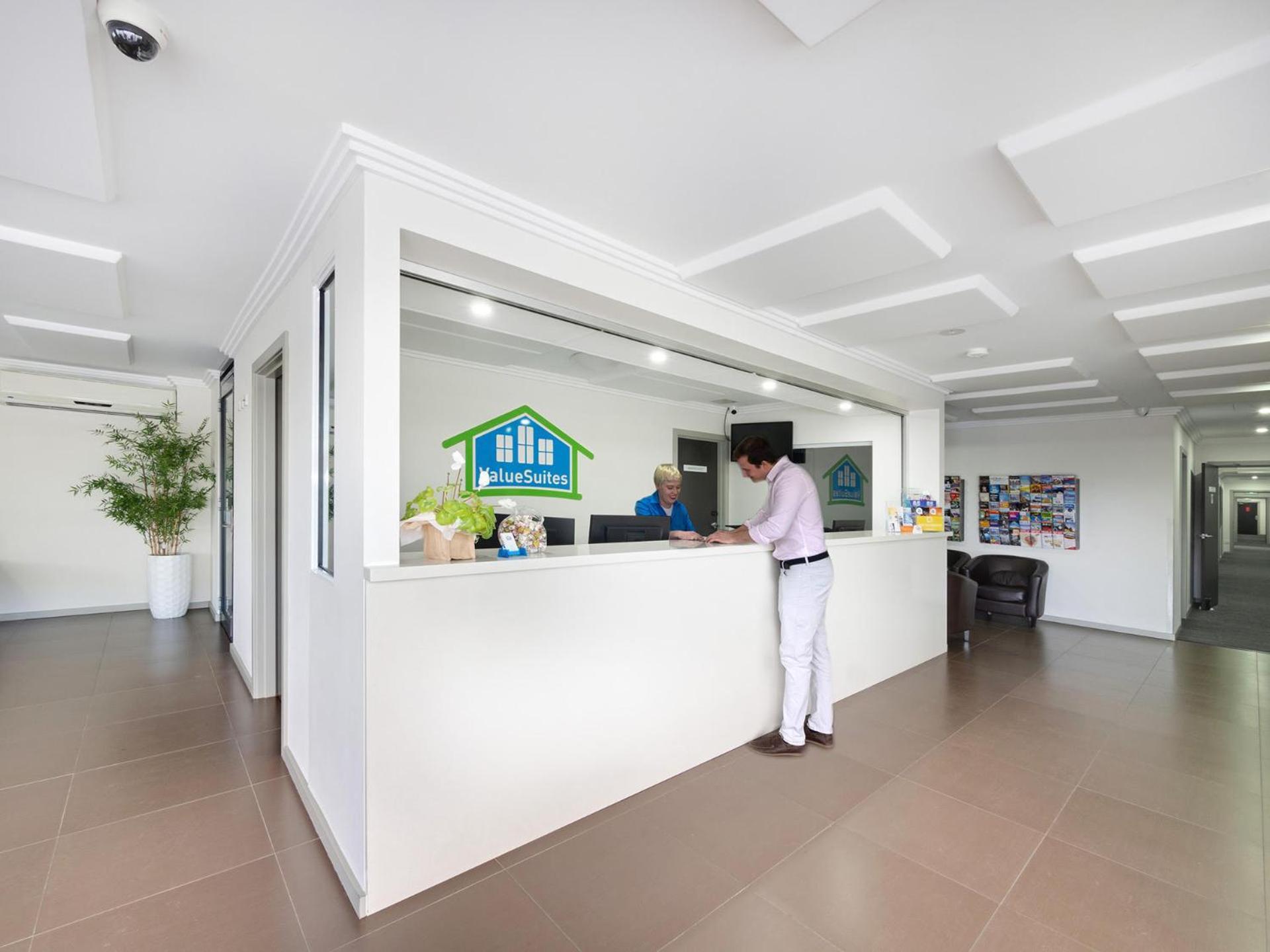 Value Suites Penrith Buitenkant foto