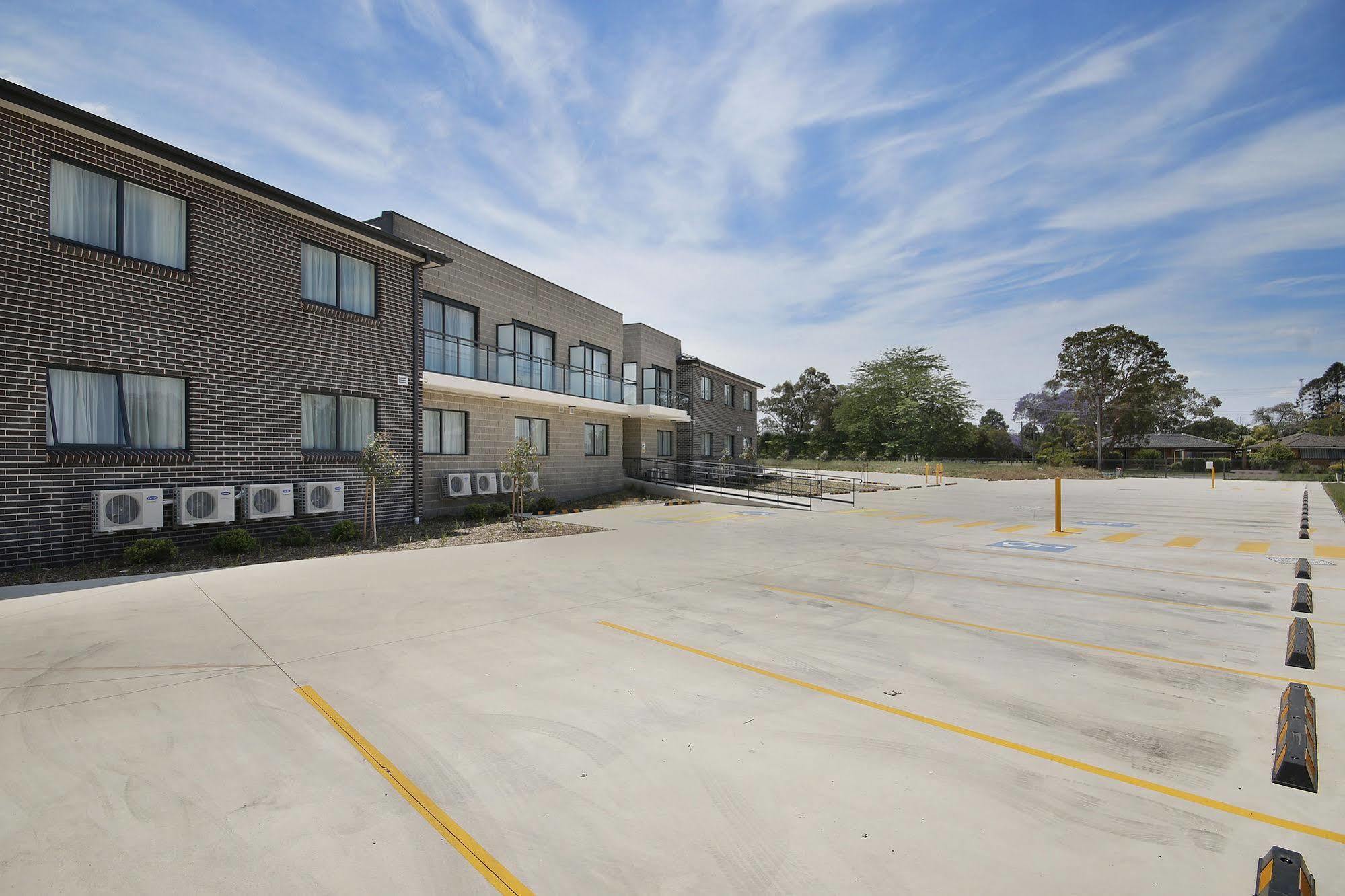Value Suites Penrith Buitenkant foto